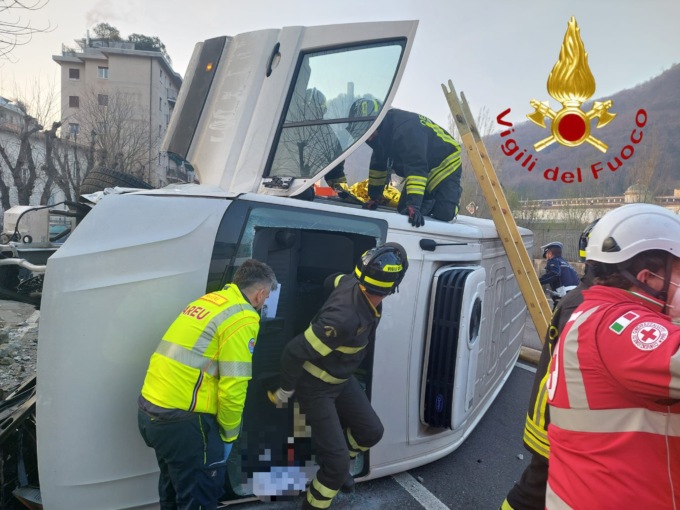 Si ribalta con il furgone e rimane incastrato: intervengono i Vigili del fuoco