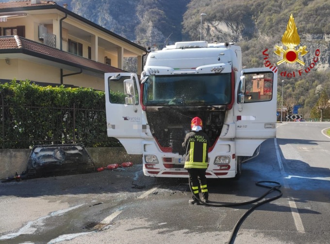 Prende fuoco un autocarro: i Vigili del fuoco domano le fiamme