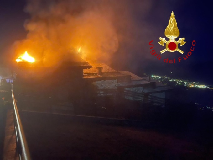 Incendio a Peglio: appartamento divorato dalle fiamme, c’è un ferito