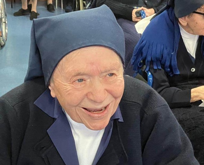 Suor Maria Bruna Riva compie 100 anni: grande festa con suore e famiglia