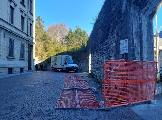 Torre San Vitale, torna il vento e le transenne cadono esattamente come un anno fa