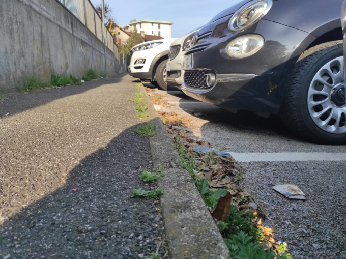 Cantù, via Alciato e limitrofe sommerse di cartacce e bottiglie abbandonate