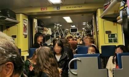 Pendolari della Milano-Como sul treno guasto per 4 ore, la testimonianza di Serena: "Mancava l'aria e c'erano crisi di panico"