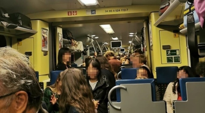 Pendolari della Milano-Como sul treno guasto per 4 ore, la testimonianza di Serena: “Mancava l’aria e c’erano crisi di panico”