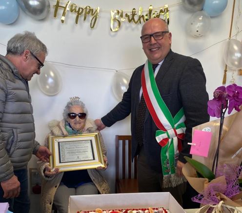 Grande festa a Longone per i cento anni di Maria Locatelli
