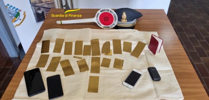 Portavano l’oro in Svizzera e tornavano con i contanti: tre indagati e maxi sequestro