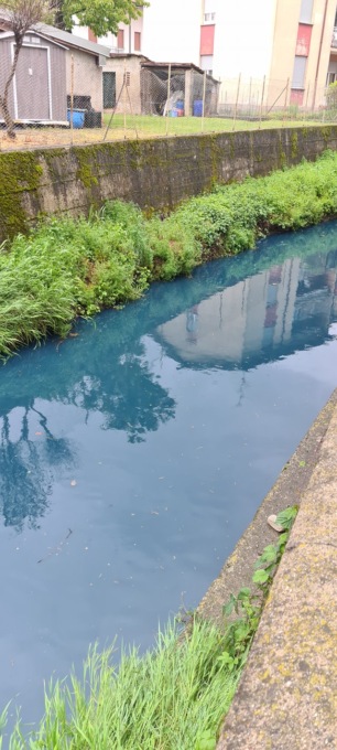 Prima pioggia… e il torrente Lura si tinge di blu