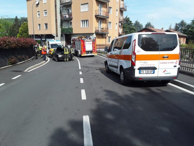 Incidente a Erba: frontale tra auto e pulmino