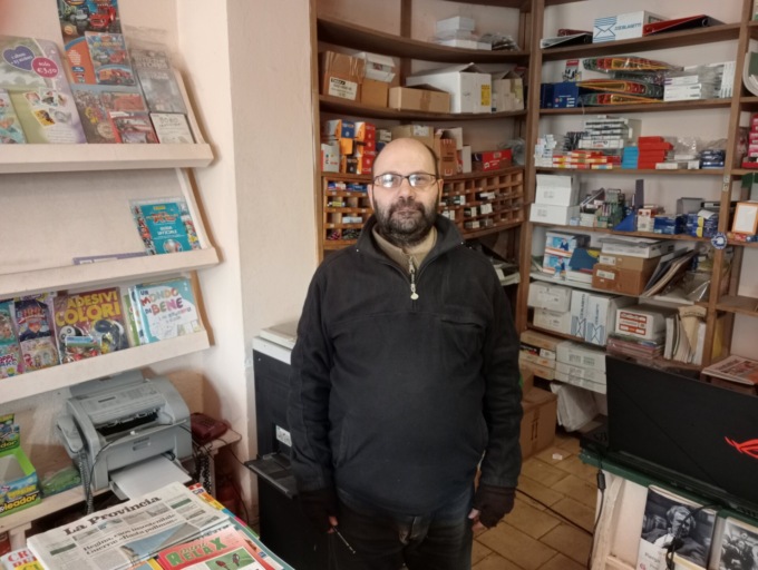 Rapina in edicola a Cantù, la vittima: “Coltello puntato alla schiena”