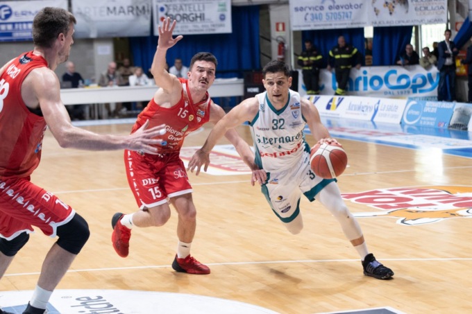 Pallacanestro Cantù: Pistoia ripaga i biancoblù con la stessa moneta e vincono al PalaDesio