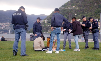 Controlli straordinari ai Portici Plinio e ai Giardini al Lago: fermati tre stranieri senza documenti e con precedenti