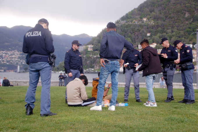 Cinque dosi di hashish nel marsupio: denunciato 29enne irregolare sul territorio