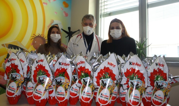 Un dono che arriva dal cuore: le sorelle Schiffino regalano 30 uova di Pasqua alla Pediatria del Sant’Anna