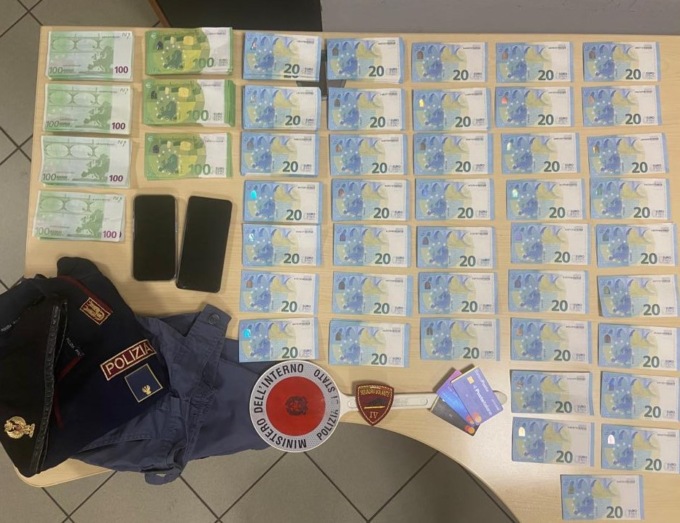 Aveva una divisa della Polizia in casa e la usava per commettere truffe: la Questura continua le indagini