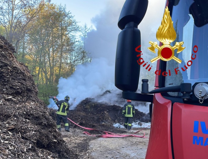 Incendio in via Buerga: due squadre dei Vigili del fuoco al lavoro ad Alserio