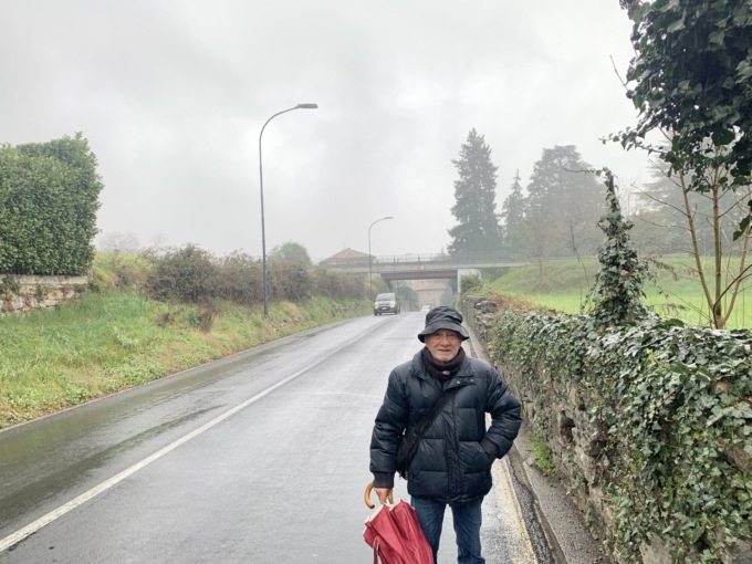 Mancano i marciapiedi: via Como pericolosa