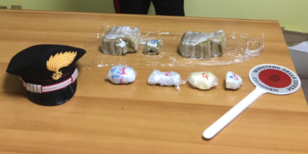 Spacciatori in fuga abbandonano 1 chilo di hashish e 2 etti di cocaina