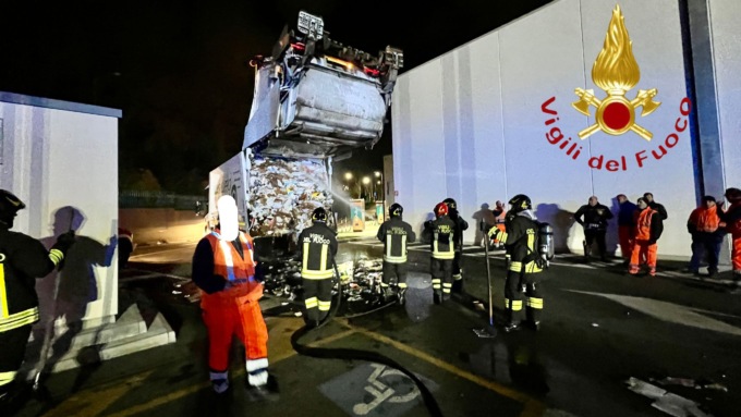Prende fuoco il compattatore dei rifiuti: paura ieri sera a Como