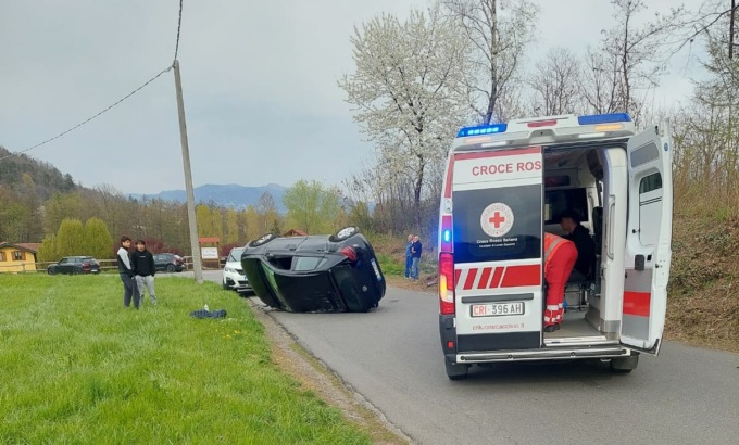 Villa Guardia: tre ragazzi si ribaltano con l’auto in via per Gironico