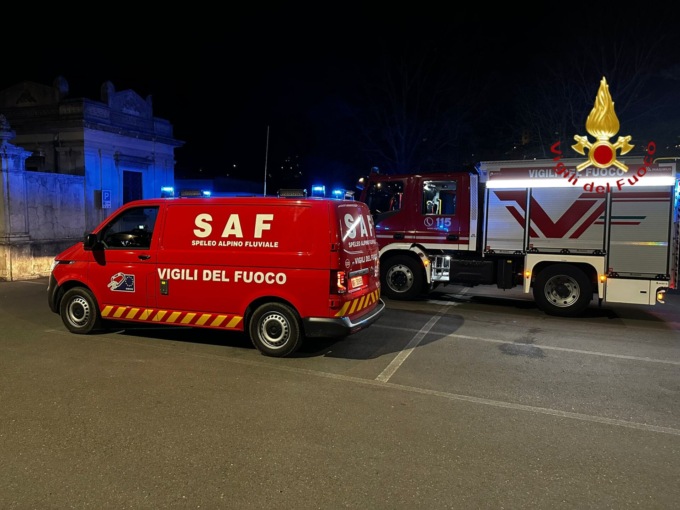 Viene attaccato da due cinghiali e si arrampica per tre metri su un albero SIRENE DI NOTTE