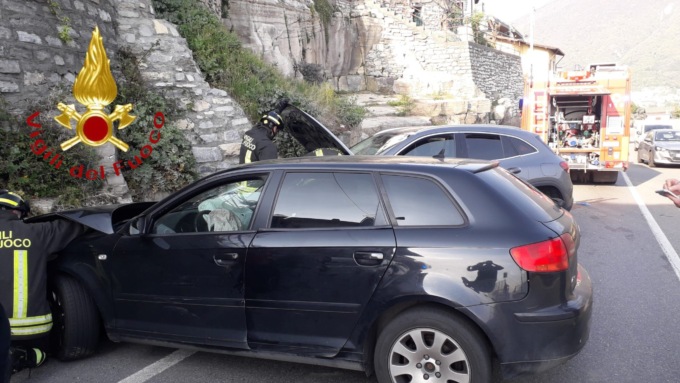 Incidente tra tre auto sulla Regina: un ferito in ospedale