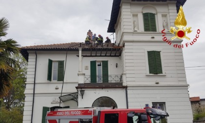 Prende fuoco la canna fumaria: paura in una villetta a Fino Mornasco