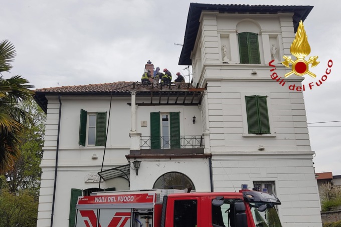 Prende fuoco la canna fumaria: paura in una villetta a Fino Mornasco