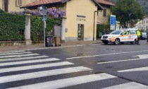Malore mentre attraversa la strada a Montorfano: gravissimo uomo di 85 anni