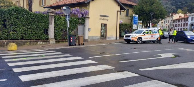 Malore mentre attraversa la strada a Montorfano: gravissimo uomo di 85 anni