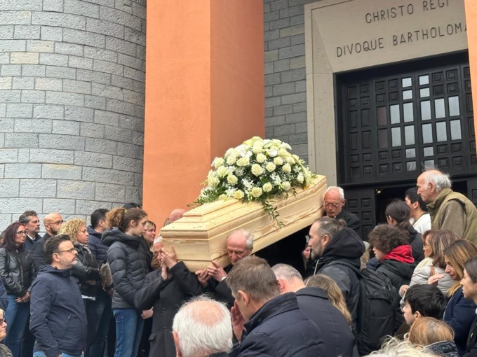 Oggi celebrati i funerali di Bianca: folla in preghiera e stretta in un abbraccio caloroso alla famiglia