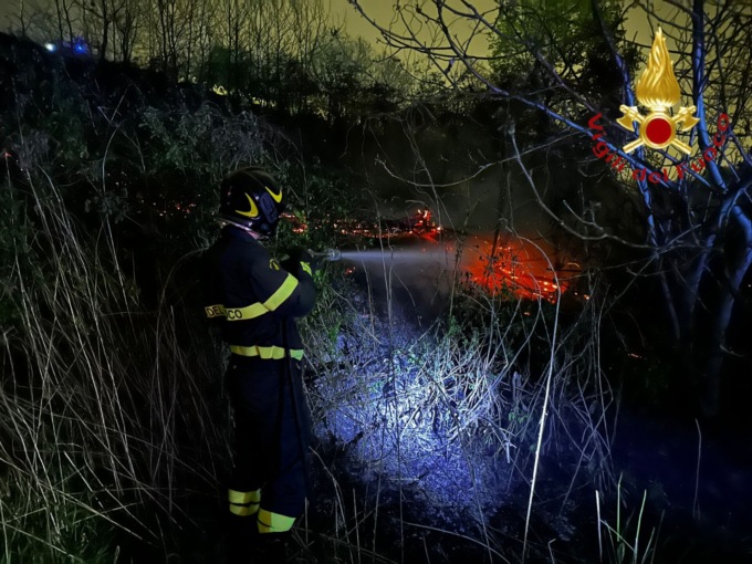 Grosso incendio a Lurate Caccivio: a fuoco 5mila metri quadrati di sterpaglie