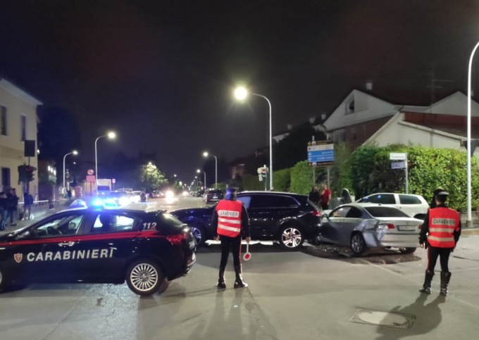 Passano con il rosso e si scontrano con due auto: follia di due ragazzi ucraini. Coinvolta famiglia di Carugo