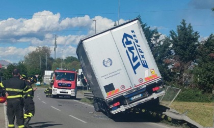 Incidente sulla Novedratese: camion si incastra sul ponte