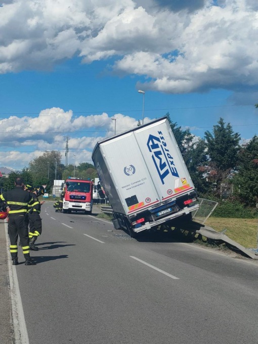 Incidente sulla Novedratese: camion si incastra sul ponte