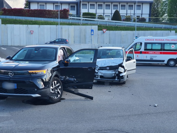 Incidente a Cantù: forte impatto tra due auto in via Milano