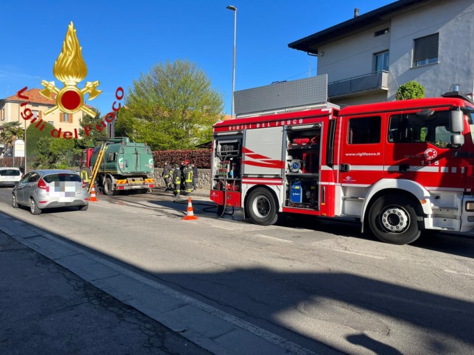 Prende fuoco la spazzatrice stradale: intervengono i Vigili del fuoco