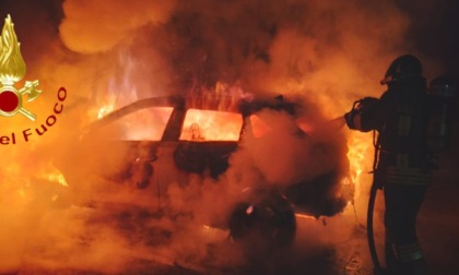 Auto in fiamme a Bulgarograsso: ignota la causa dell'incendio