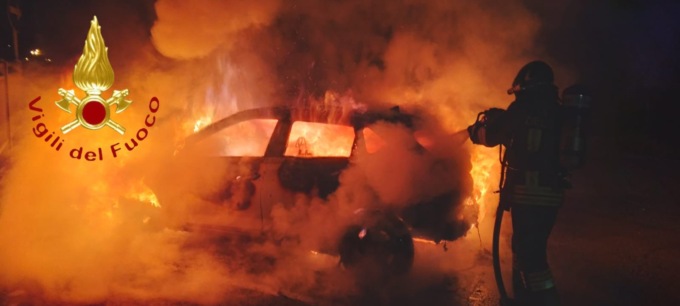 Auto in fiamme a Bulgarograsso: ignota la causa dell’incendio