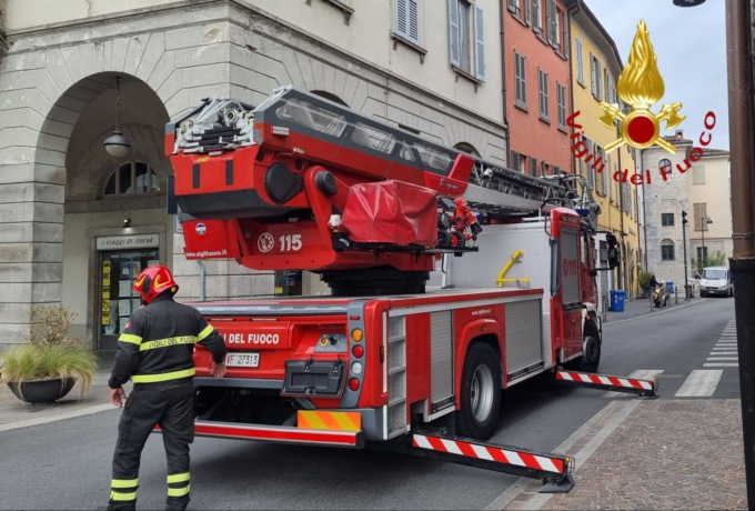 Tegole e lastre di granito pericolanti sul tetto del Teatro Sociale: intervengono i Vigili del fuoco
