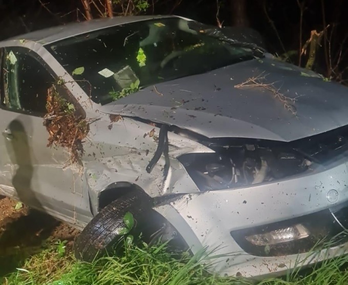 Non si ferma all’alt della Locale, inseguimento fino a Brenna: poi finisce fuori strada