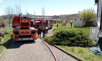 Fiamme vicino all'asilo di Rogeno: arrivano i Vigili del fuoco