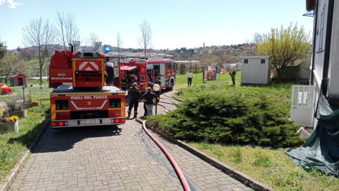 Fiamme vicino all’asilo di Rogeno: arrivano i Vigili del fuoco