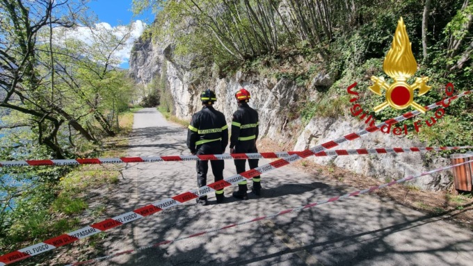 Piovono rocce sulla ciclopedonale Regina: pista chiusa, domani si deciderà