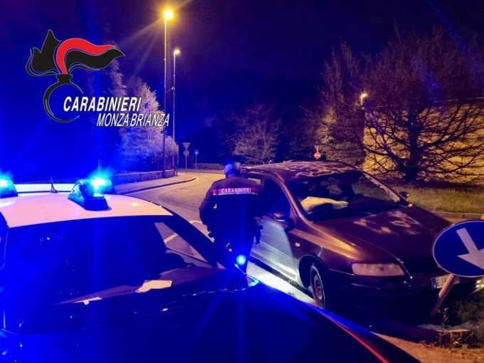 Ubriaco si schianta contro il palo, poi canta “Sotto il sole di Riccione”