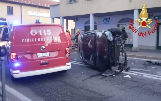 Incidente a Olgiate Comasco: si ribalta in curva con l’auto