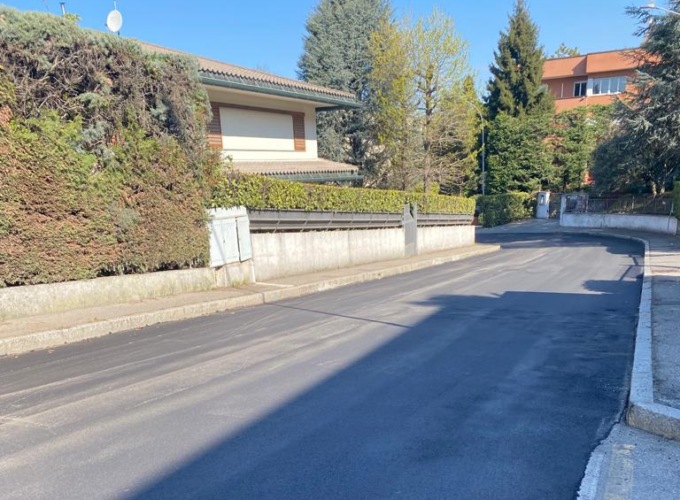 Cantù, via De Gasperi asfaltata. Cattaneo: “Ripristino a carico di Lereti SpA”