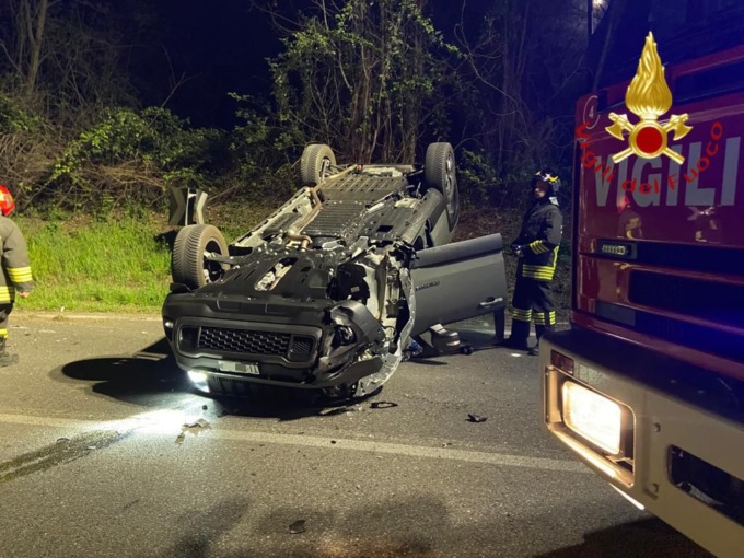Frontale tra auto nella notte a Cermenate