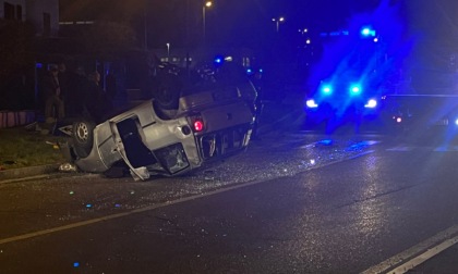 Incidente a Villa Guardia: si ribalta con l'auto