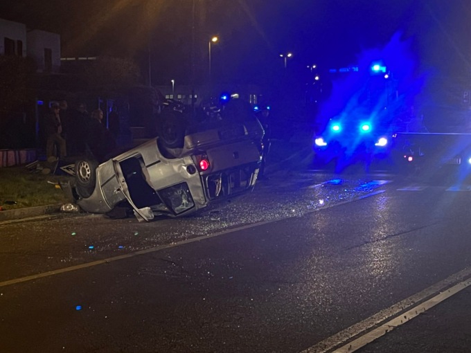 Incidente a Villa Guardia: si ribalta con l’auto