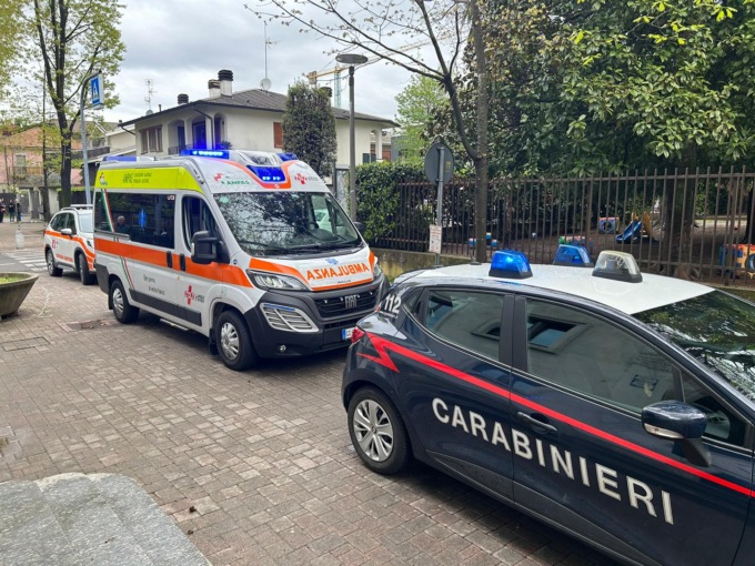 Spruzzano spray al peperoncino a scuola: soccorsi dieci studenti